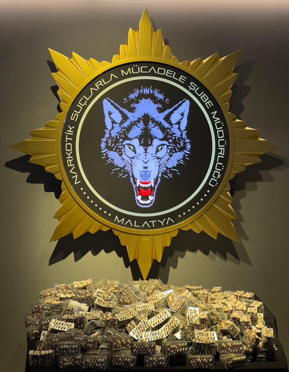 Malatya'da uyuşturucu satıcılarına yönelik operasyonda gözaltına alınan 11 şüpheliden 5'i...