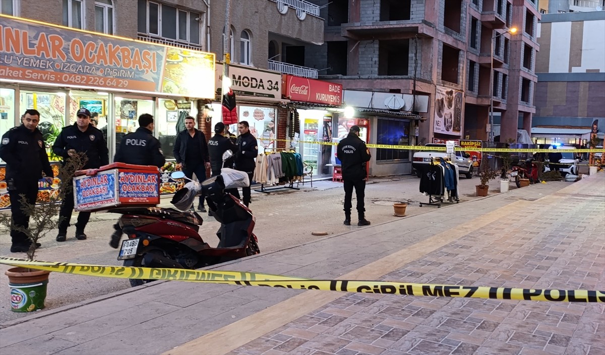 Mardin'in Artuklu ilçesinde iki grup arasında çıkan silahlı kavgada biri ağır 3 kişi yaralandı....