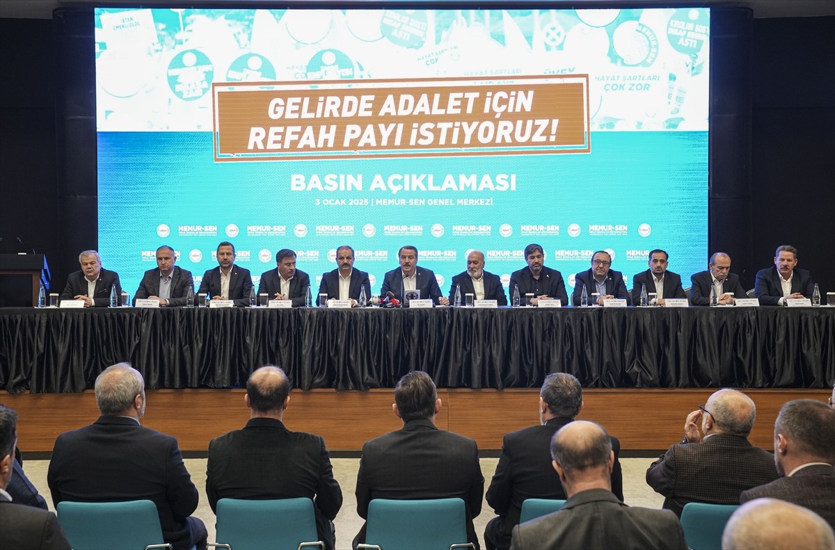 Memur Sendikaları Konfederasyonu (Memur-Sen) Genel Başkanı Ali Yalçın, genel merkezde...