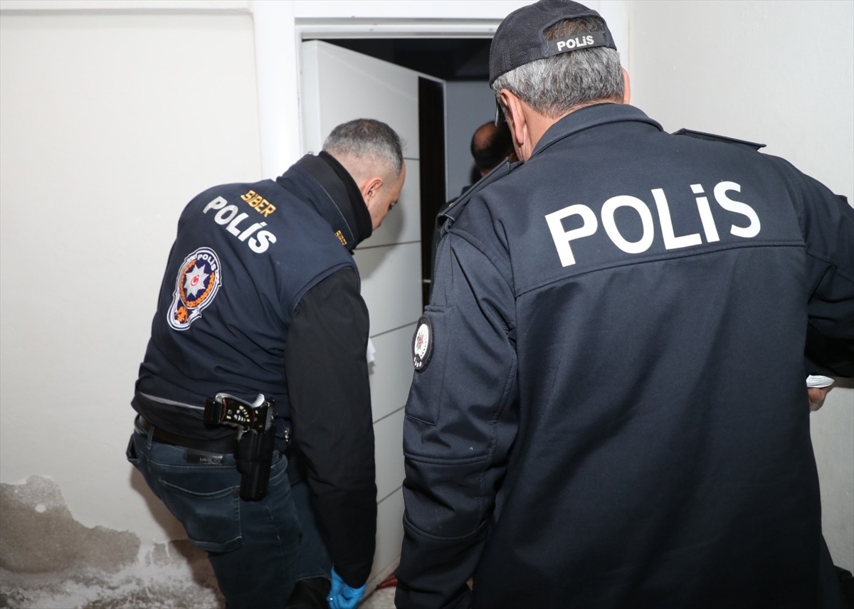 Mersin'de, internette müstehcen içerikli görüntüler yaydıkları gerekçesiyle yakalanan 9 şüpheliden...