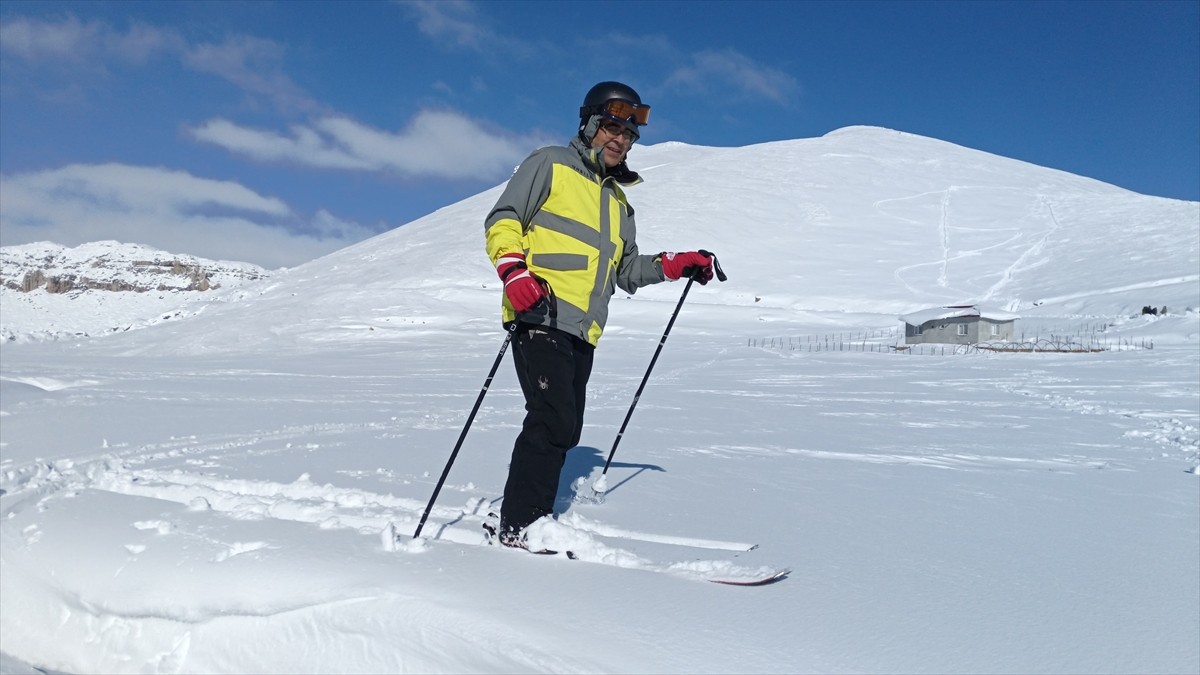 Mersin'in Anamur ve Bozyazı ilçelerinde bir araya gelen vatandaşlar yüksek kesimlerde kayak yapıp...