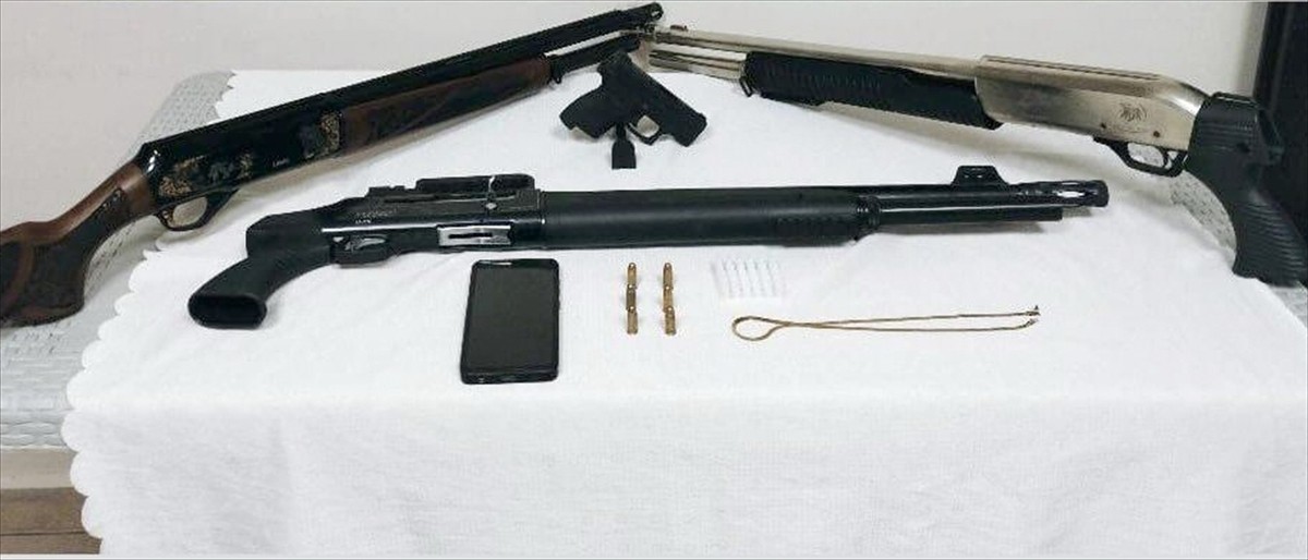 Mersin'in Tarsus ilçesinde bir kişiyi gasbettikleri iddiasıyla gözaltına alınan 2 şüpheliden 1'i...