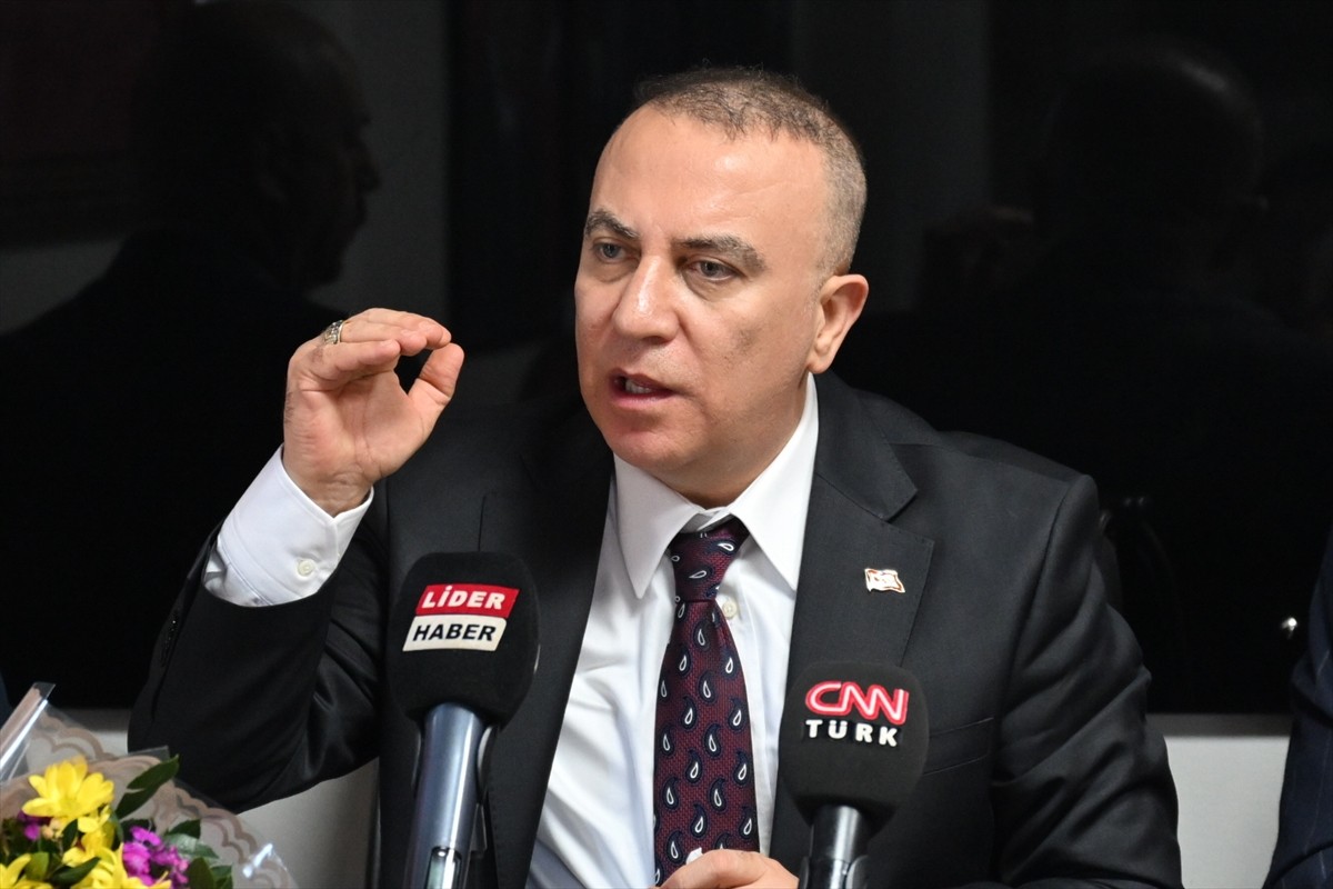 MHP Genel Başkan Yardımcısı İzzet Ulvi Yönter, partisinin Üsküdar ve Kadıköy ilçe başkanlıklarını...