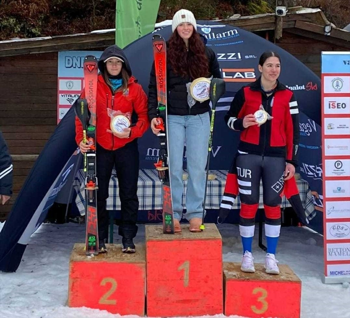 Milli kayakçı Ceren Reyhan Yıldırım (sağda), İtalya'da düzenlenen Uluslararası Alp Disiplini FIS...