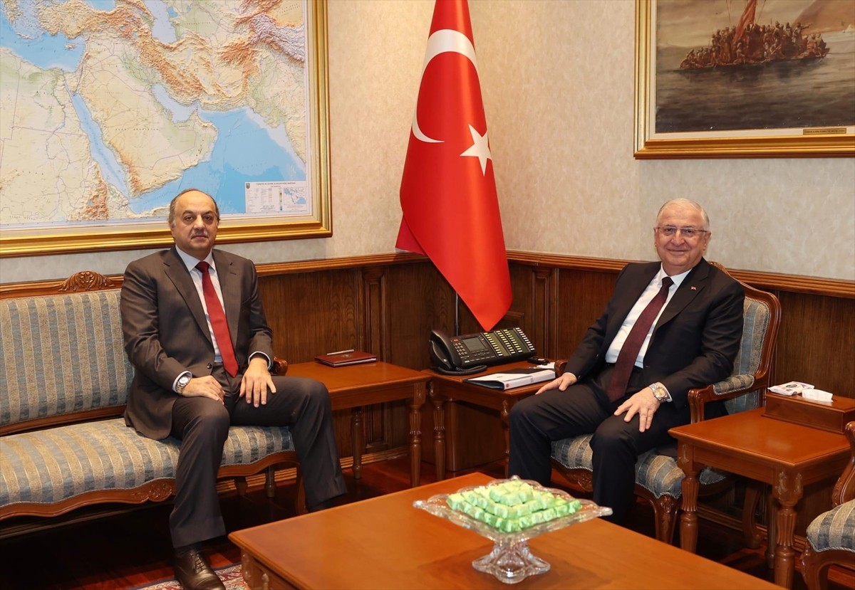 Milli Savunma Bakanı Yaşar Güler (sağda), Türkiye Emekli Subaylar Derneği (TESUD) 2’nci Başkanı...