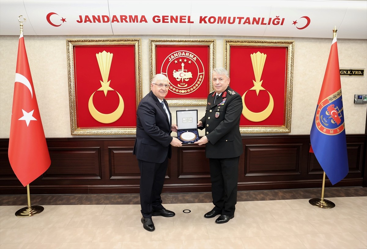 Milli Savunma Bakanı Yaşar Güler (solda), Jandarma Genel Komutan Yardımcısı Orgeneral Hüseyin...