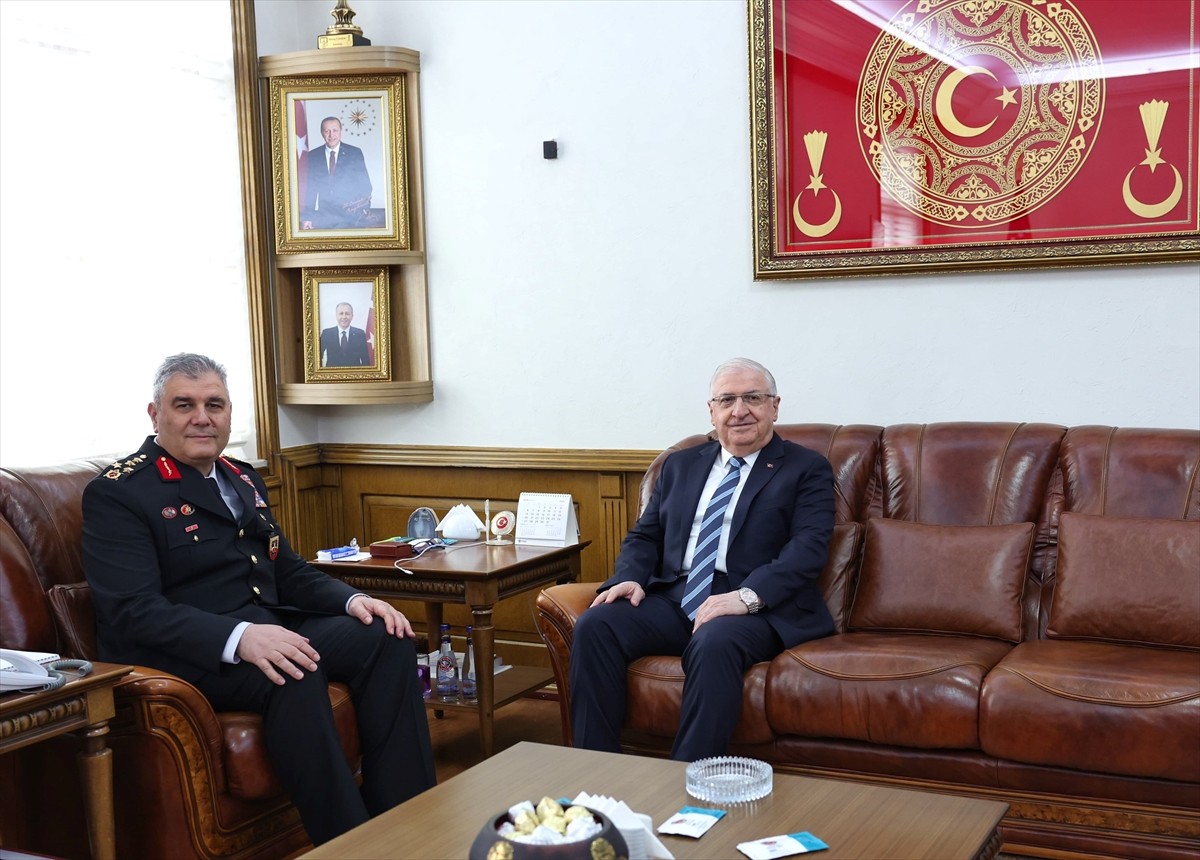 Milli Savunma Bakanı Yaşar Güler (solda), Jandarma Genel Komutan Yardımcısı Orgeneral Hüseyin...