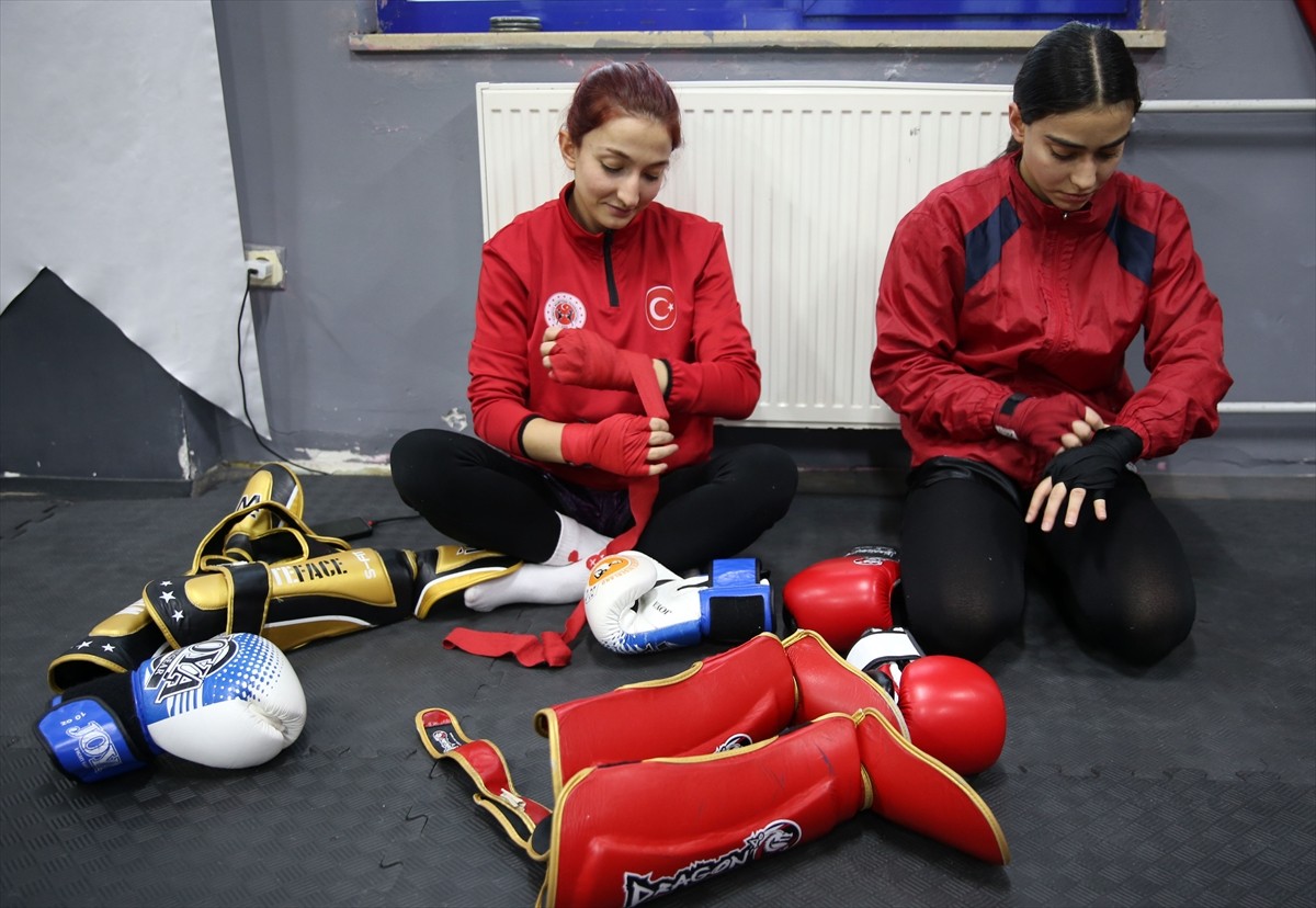 Muaythai ve kick boksta ulusal ve uluslararası birçok şampiyonluk kazanan Gamze (solda) ve Özlem...