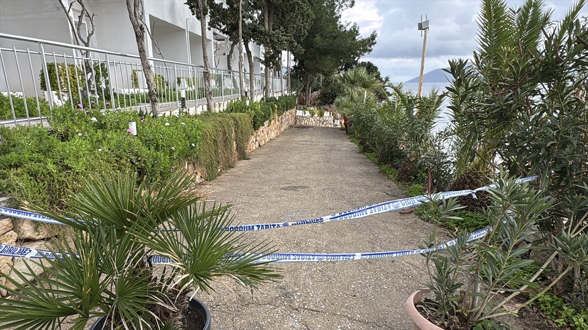 Muğla'nın Bodrum ilçesinde otelin havuzuna düşen otomobilin sürücüsünün yüzerek sudan çıktığı...