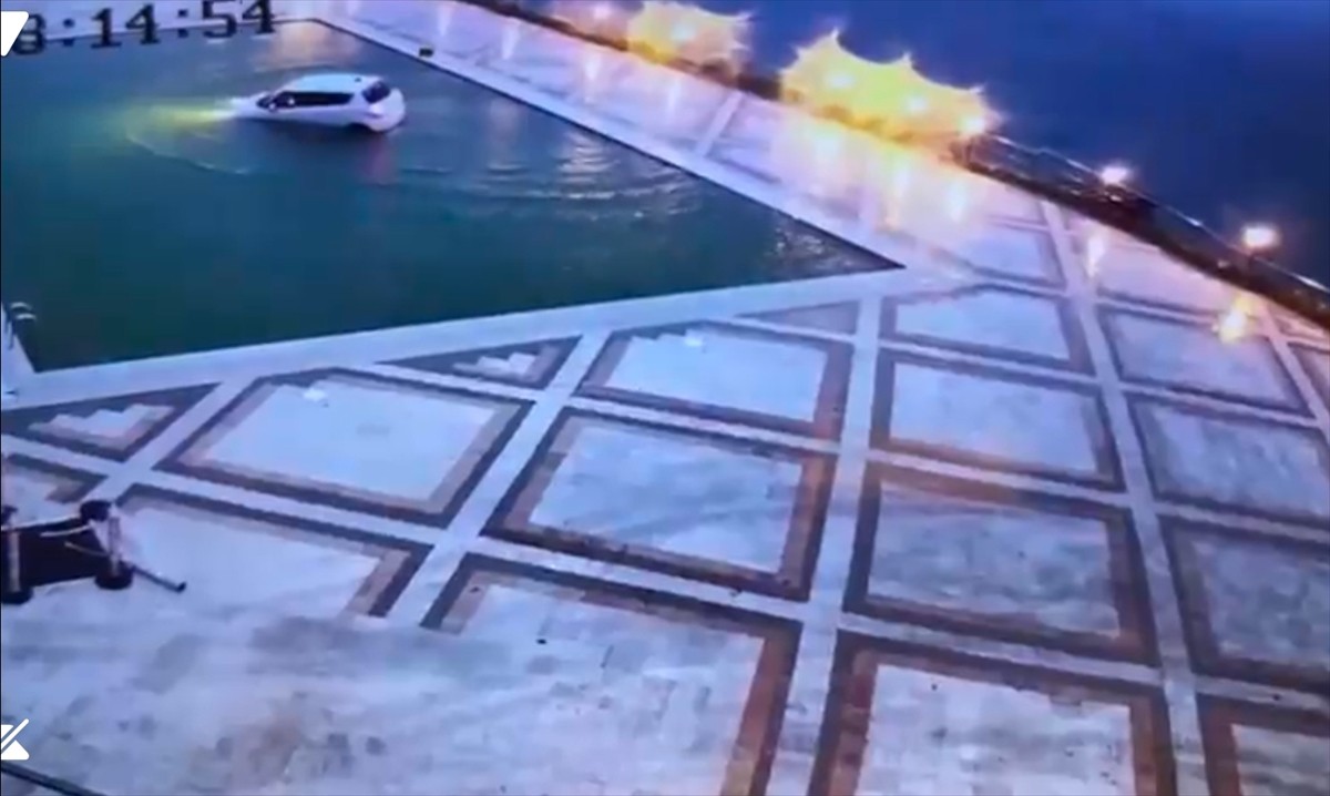 Muğla'nın Bodrum ilçesinde otelin havuzuna düşen otomobilin sürücüsünün yüzerek sudan çıktığı...