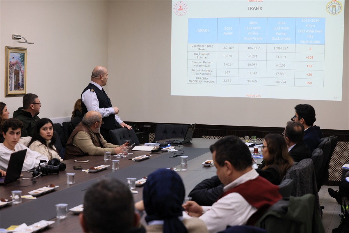  Muğla Valisi İdris Akbıyık, Valilik 75. Yıl Toplantı Salonu'nda düzenlenen güvenlik...