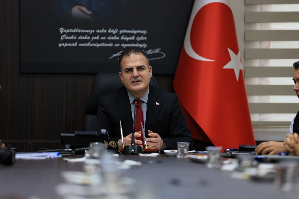  Muğla Valisi İdris Akbıyık, Valilik 75. Yıl Toplantı Salonu'nda düzenlenen güvenlik...