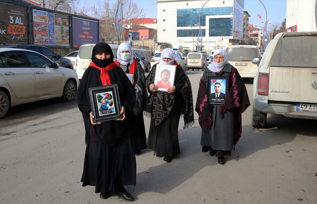 Muş'ta çocukları terör örgütü PKK tarafından kaçırılan aileler, DEM Parti İl Başkanlığı binası...