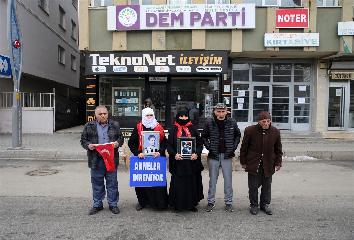 Muş'ta çocukları terör örgütü PKK tarafından kaçırılan aileler, DEM Parti İl Başkanlığı binası...