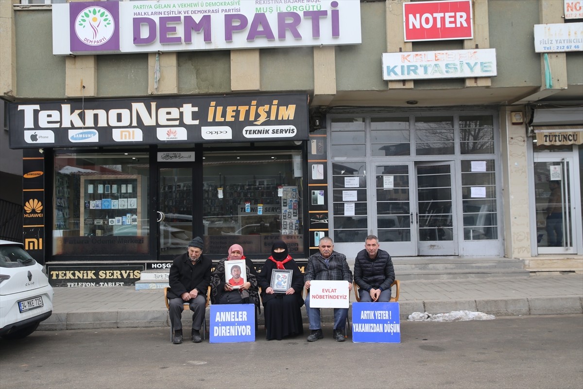Muş'ta çocukları terör örgütü PKK tarafından kaçırılan aileler, DEM Parti İl Başkanlığı binası...