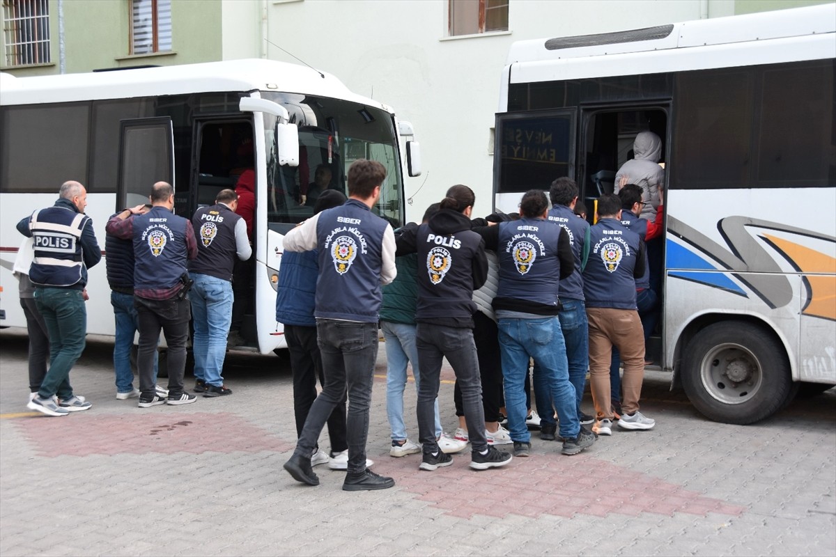 Nevşehir merkezli 8 ilde düzenlenen dolandırıcılık operasyonunda 56 şüpheli gözaltına...