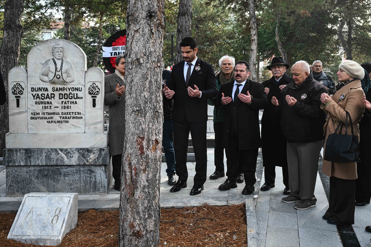 Olimpiyat, dünya ve Avrupa şampiyonu eski milli güreşçi Yaşar Doğu, vefatının 64. yılında kabri...
