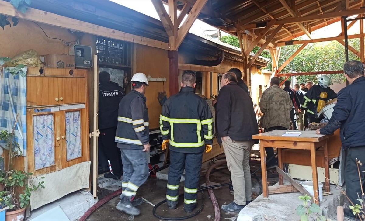 Osmaniye'de müstakil evde çıkan yangında dumandan etkilenen kadın hastaneye kaldırıldı. Olay...