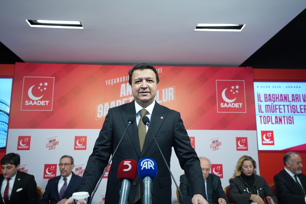 Saadet Partisi Genel Başkanı Mahmut Arıkan, parti genel merkezinde düzenlenen il başkanları ve il...