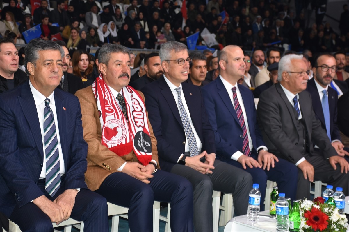 Sağlık Bakanı Kemal Memişoğlu (sol 3) Şırnak Spor Salonunda düzenlenen AK Parti 8. Olağan İl...