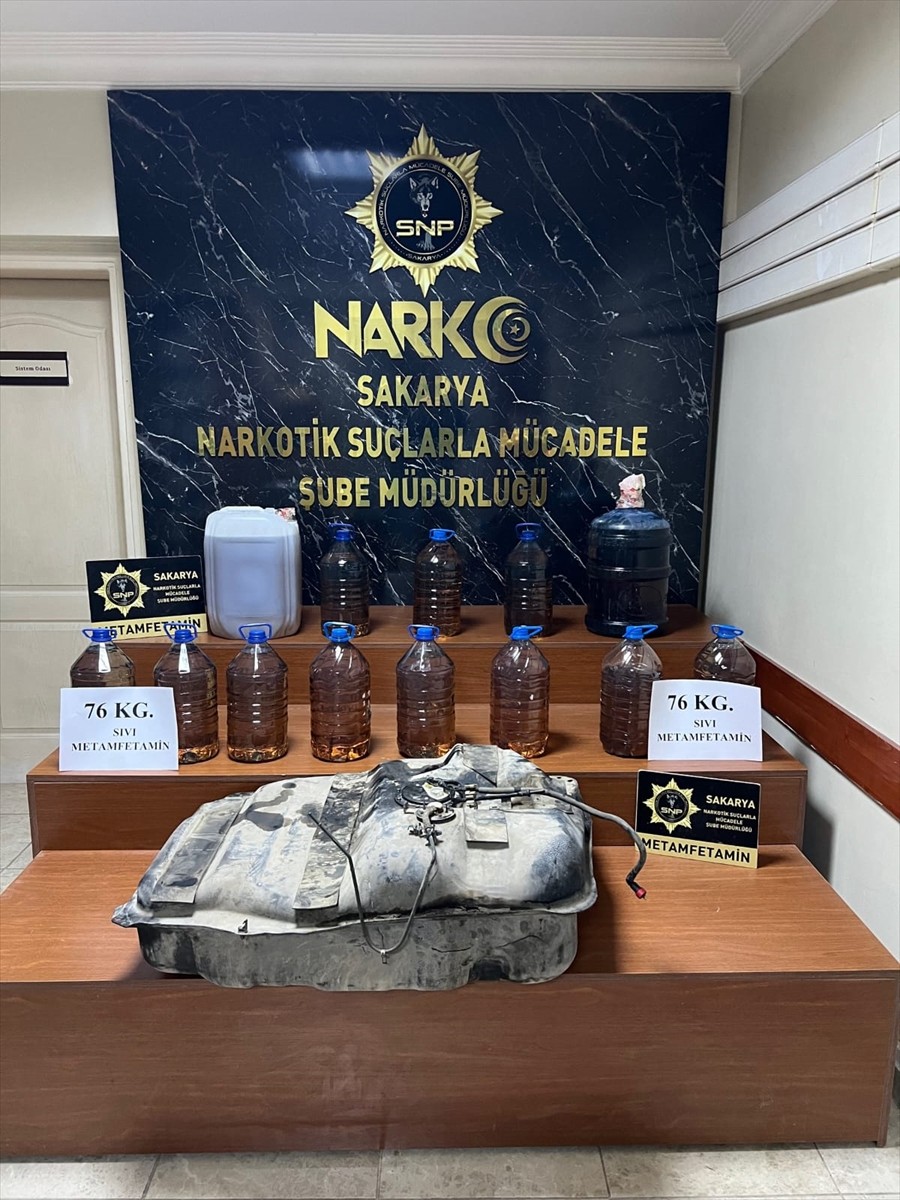 Sakarya'da düzenlenen operasyonda 76 kilogram likit sentetik uyuşturucu ele geçirildi, 2 şüpheli...
