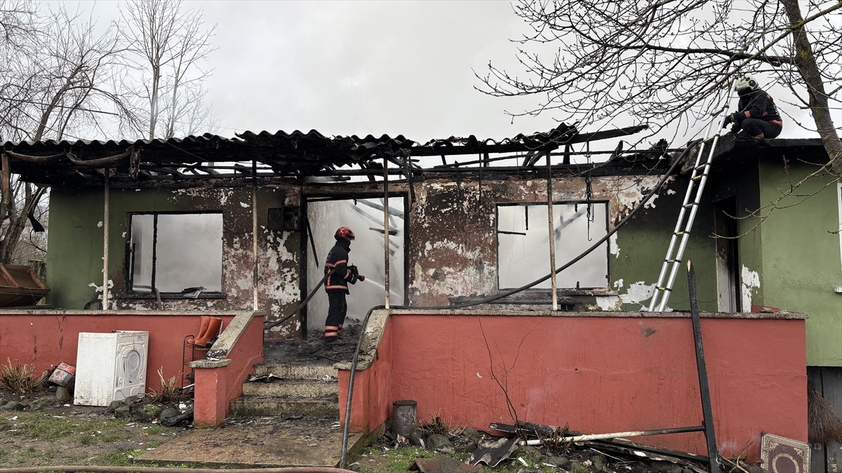 Sakarya'nın Hendek ilçesinde yangın çıkan tek katlı ev kullanılamaz hale geldi. Durumun...