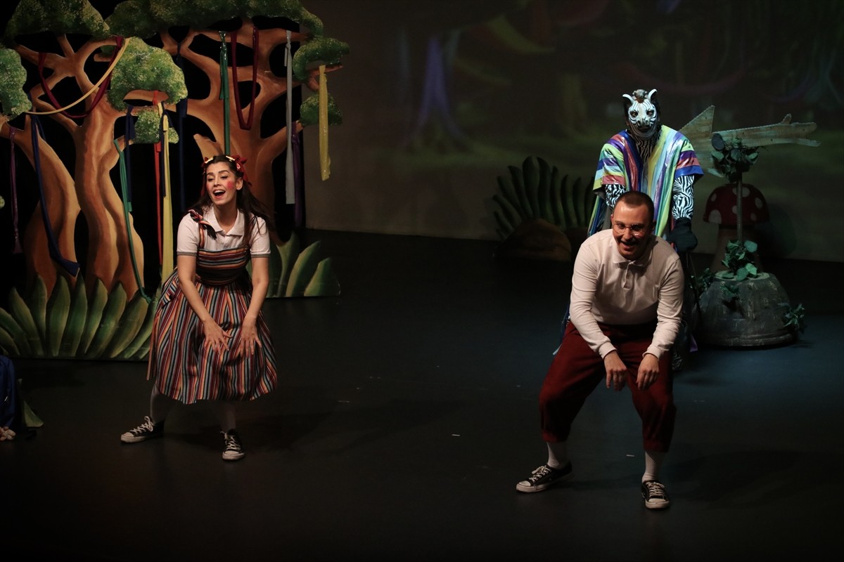 Samsun Devlet Opera ve Balesi (SAMDOB), "Okulumuz Orman" çocuk oyununu sahneye koydu. Metin...