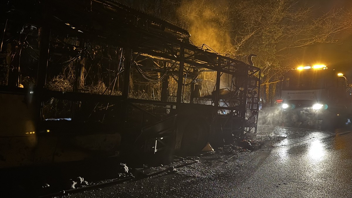 Sarıyer'de seyir halindeyken motor kısmından alev alan İETT otobüsü kullanılamaz hale geldi. İhbar...