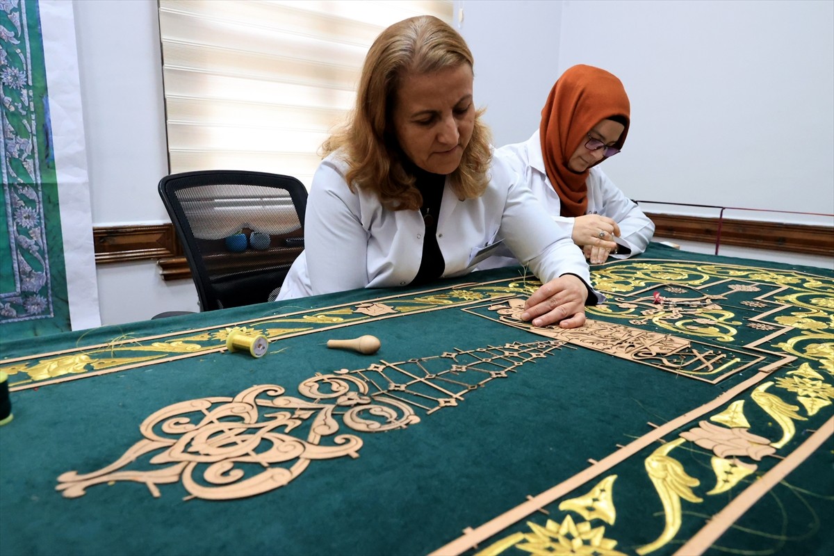 Selimiye Camisi'nin yenilenen minber örtüsü, restorasyonun tamamlanmasının ardından yerine...