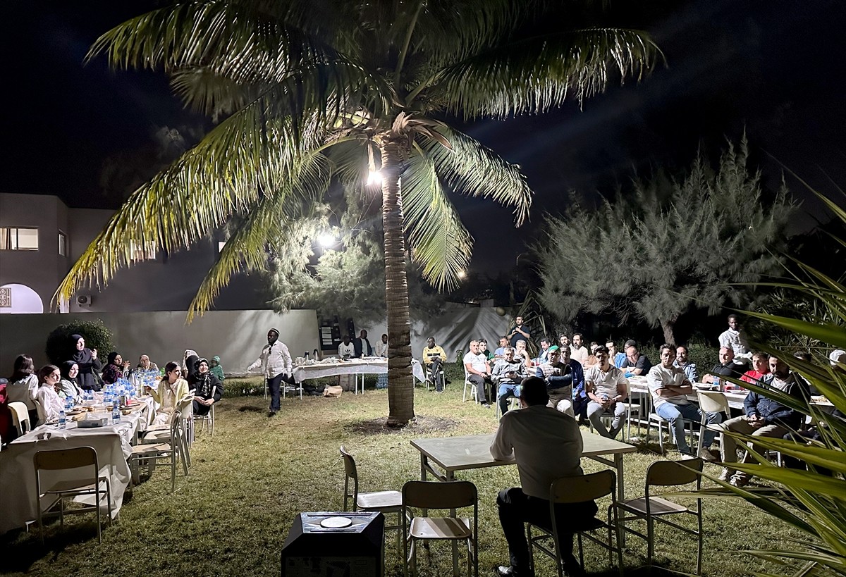 Senegal'de faaliyet gösteren Şefkat Yolu Derneği, Regaip Kandili dolayısıyla program düzenledi....