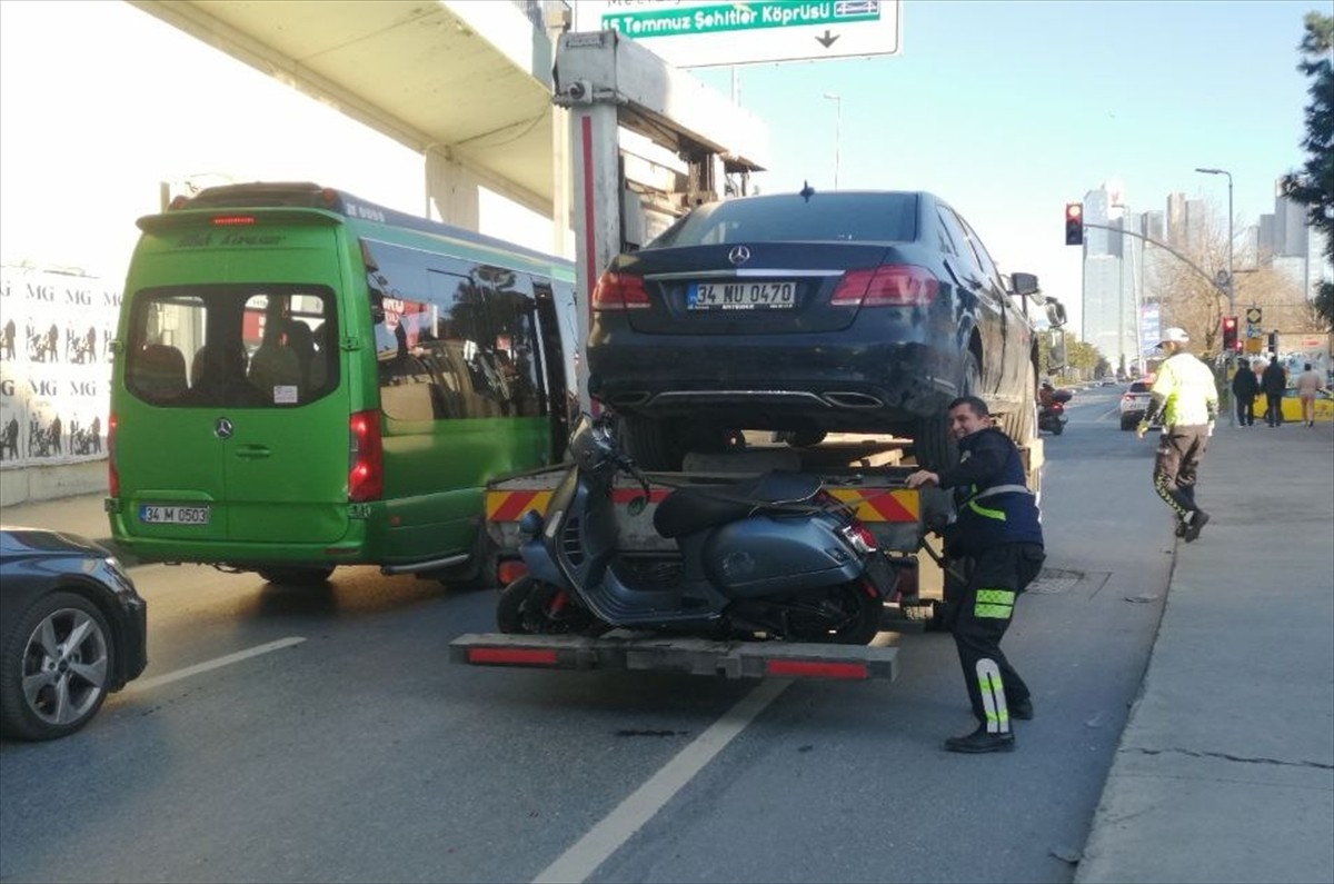 Şişli'de otomobilin çarptığı motosikletli ağır yaralı olarak hastaneye kaldırıldı.