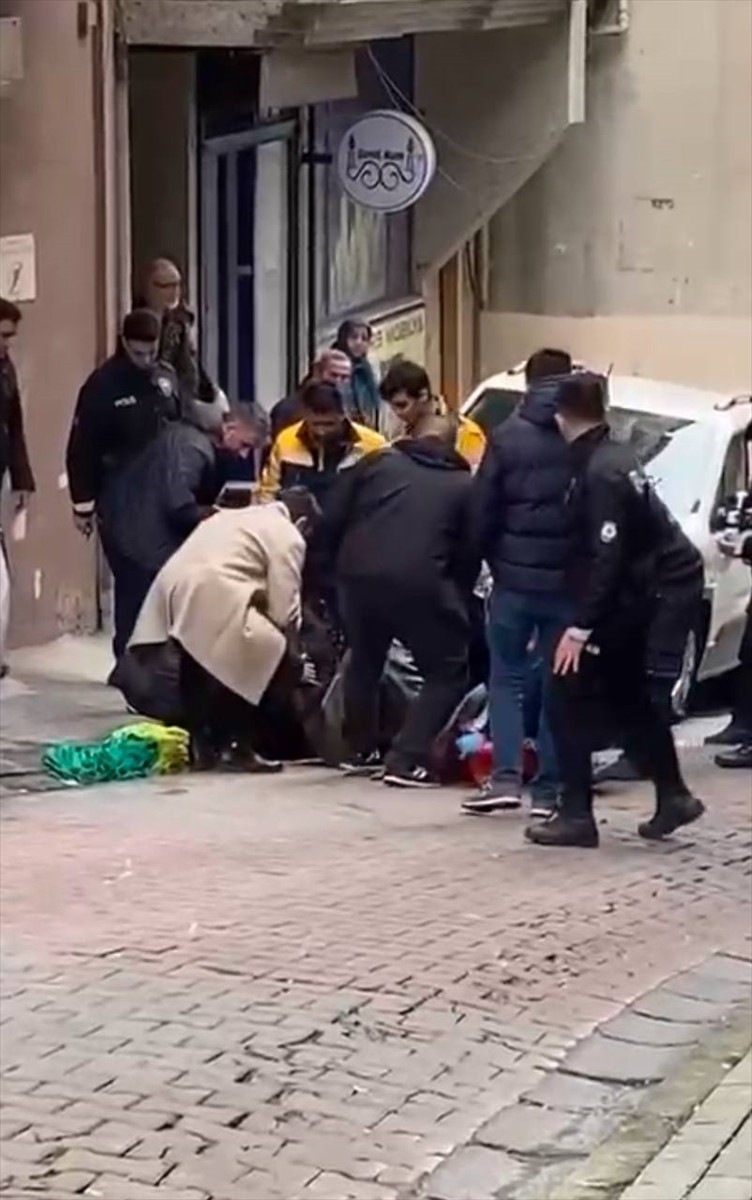 Şişli'de sokakta yürüyen 2 kardeşin silahlı saldırıda yaralanma anı güvenlik kamerasınca...