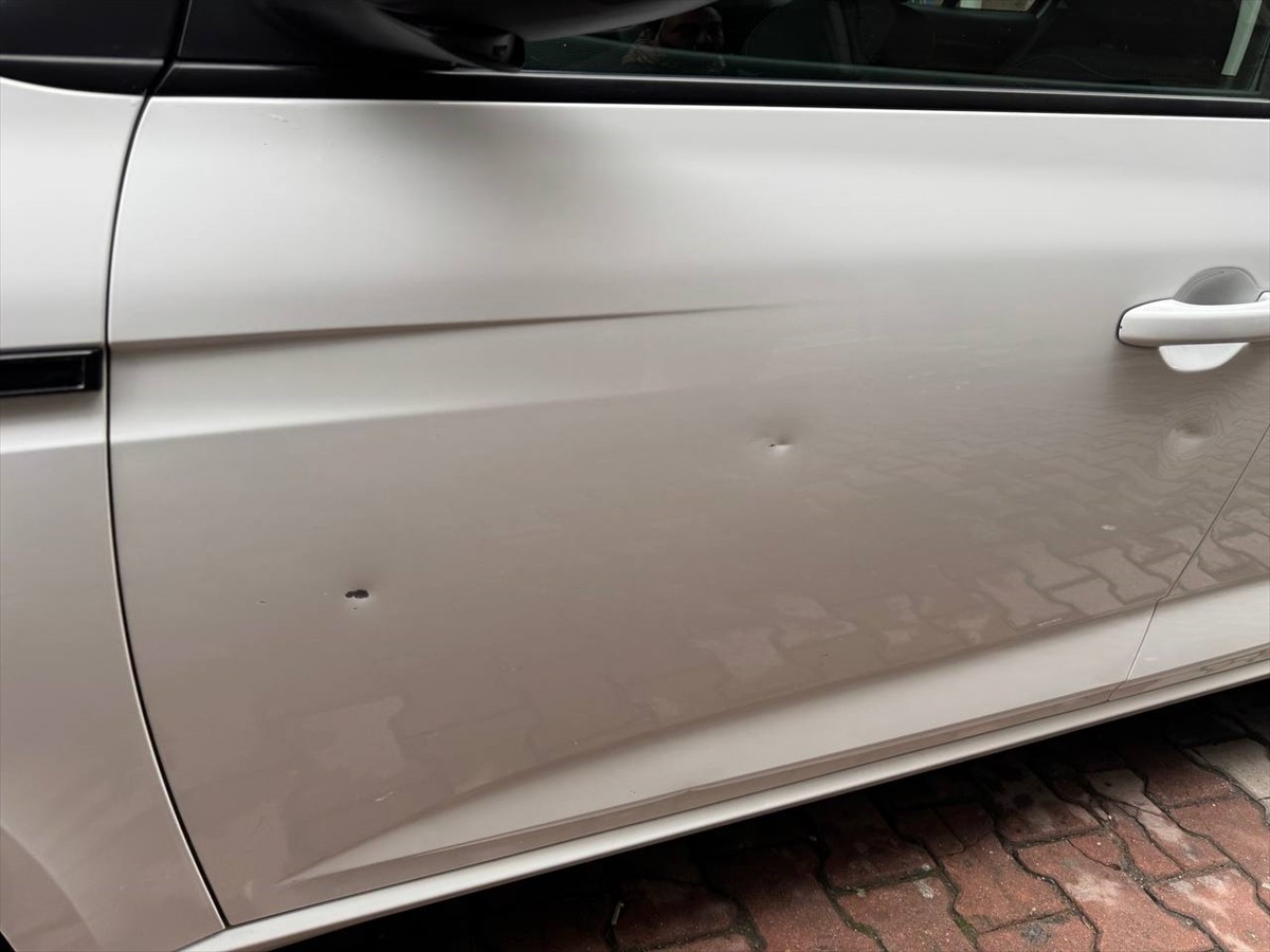 Şişli'de sokakta yürüyen 2 kardeşin silahlı saldırıda yaralanma anı güvenlik kamerasınca...