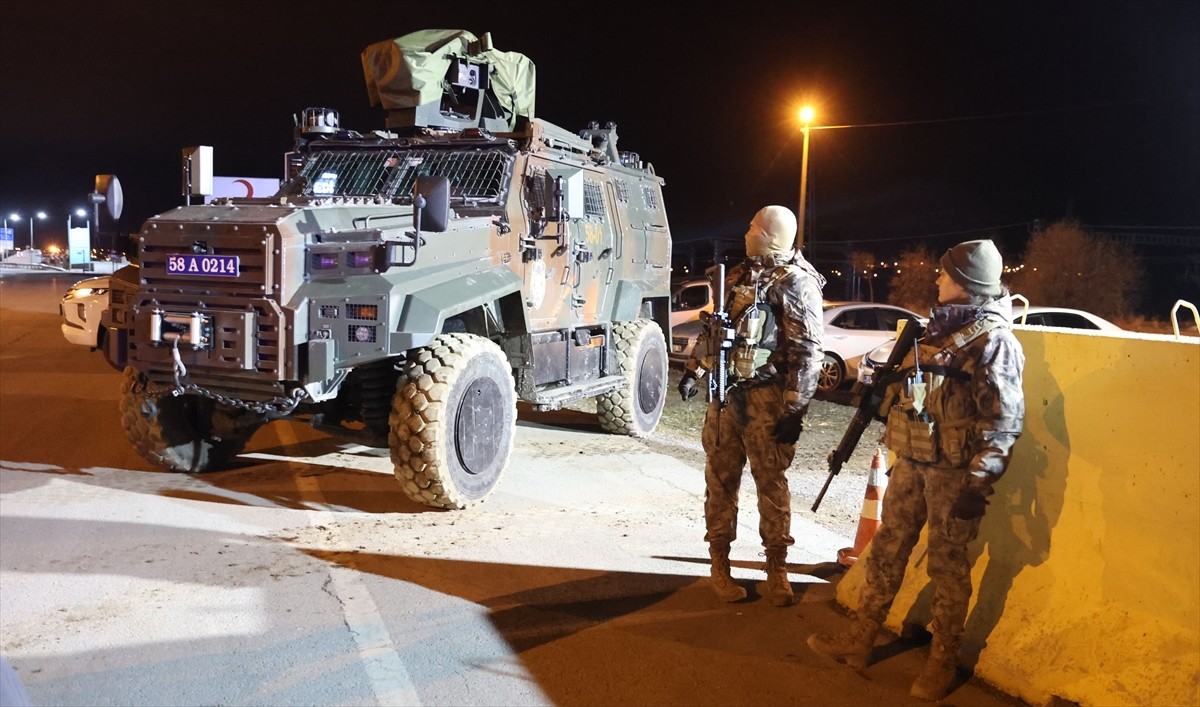 Sivas'ta 3 bin 765 güvenlik personeliyle yılbaşı denetimleri gerçekleştiriliyor. Sivas Valisi...