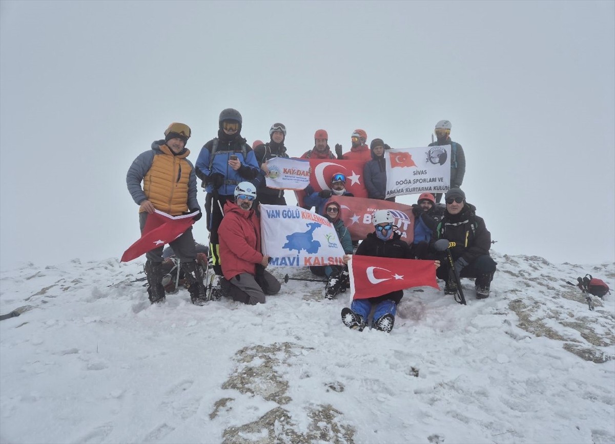 Sivas'ta bir grup dağcı, kar ve sis altında 2 bin 668 metre rakımlı Gürlevik Dağı'nın zirvesine...