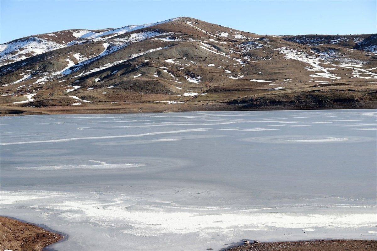 Sivas'ta soğuk hava nedeniyle Yıldız Göleti'nin yüzeyi buzla kaplandı.