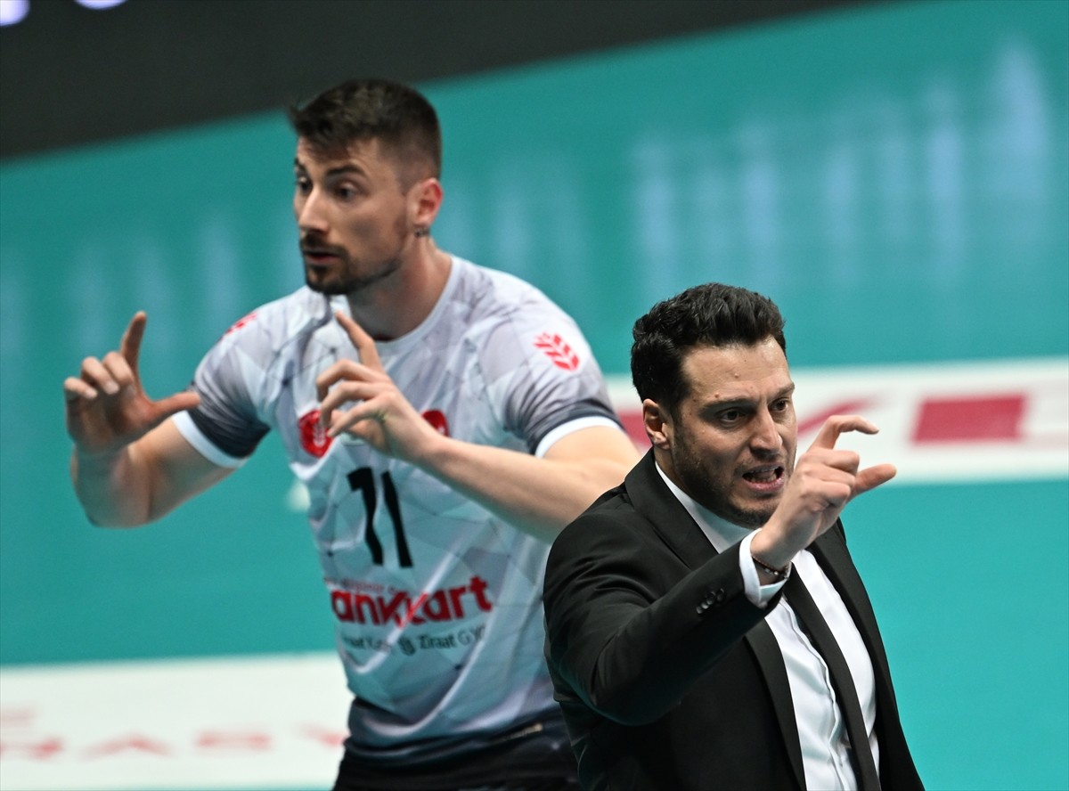 SMS Grup Efeler Ligi'nin 17. haftasında Ziraat Bankkart ile Fenerbahçe Medicana, Başkent Voleybol...