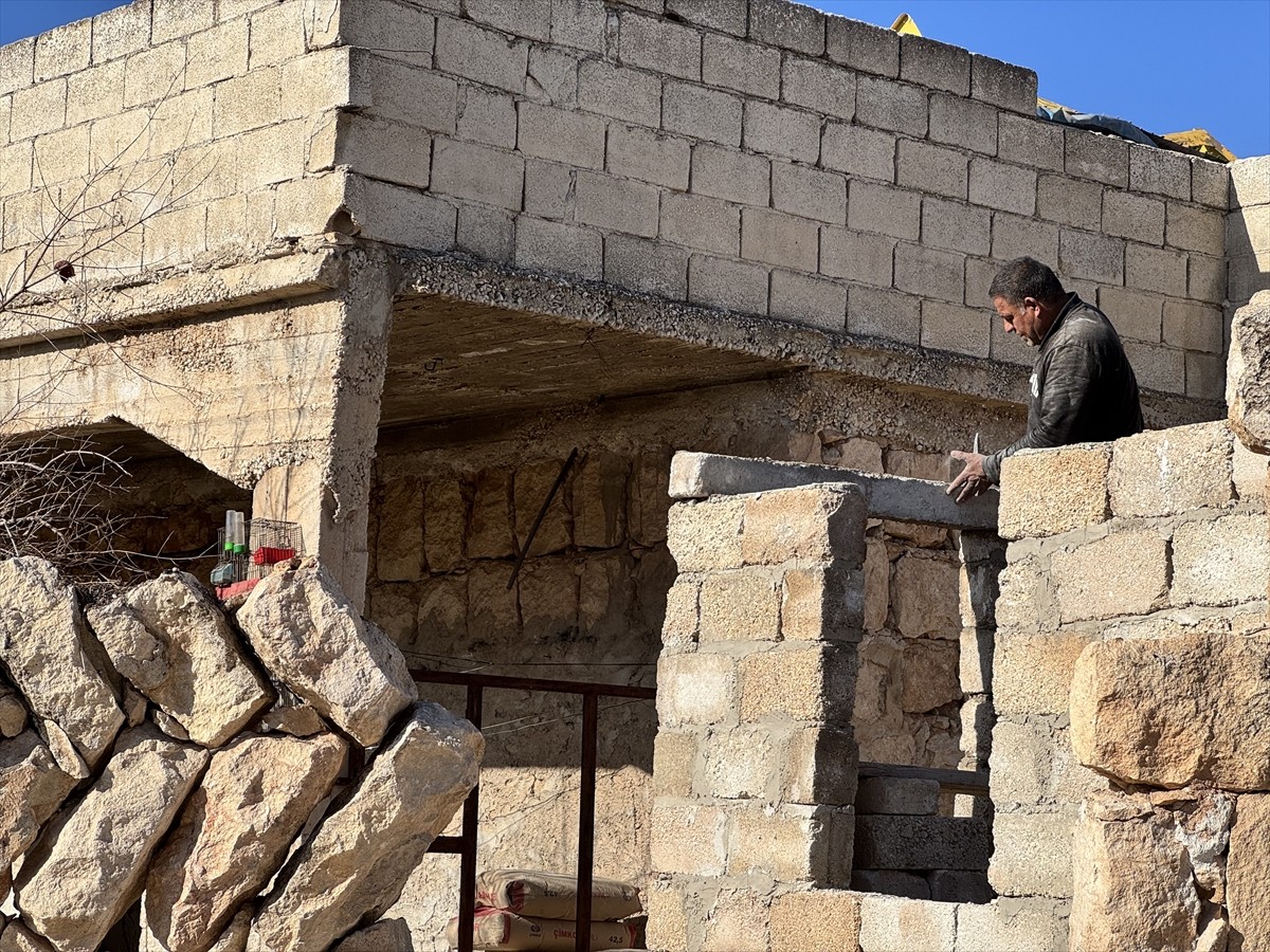 Suriye'de terör örgütü PKK/YPG'nin Tel Rıfat işgali sırasında yerinden ettiği siviller, döndükleri...