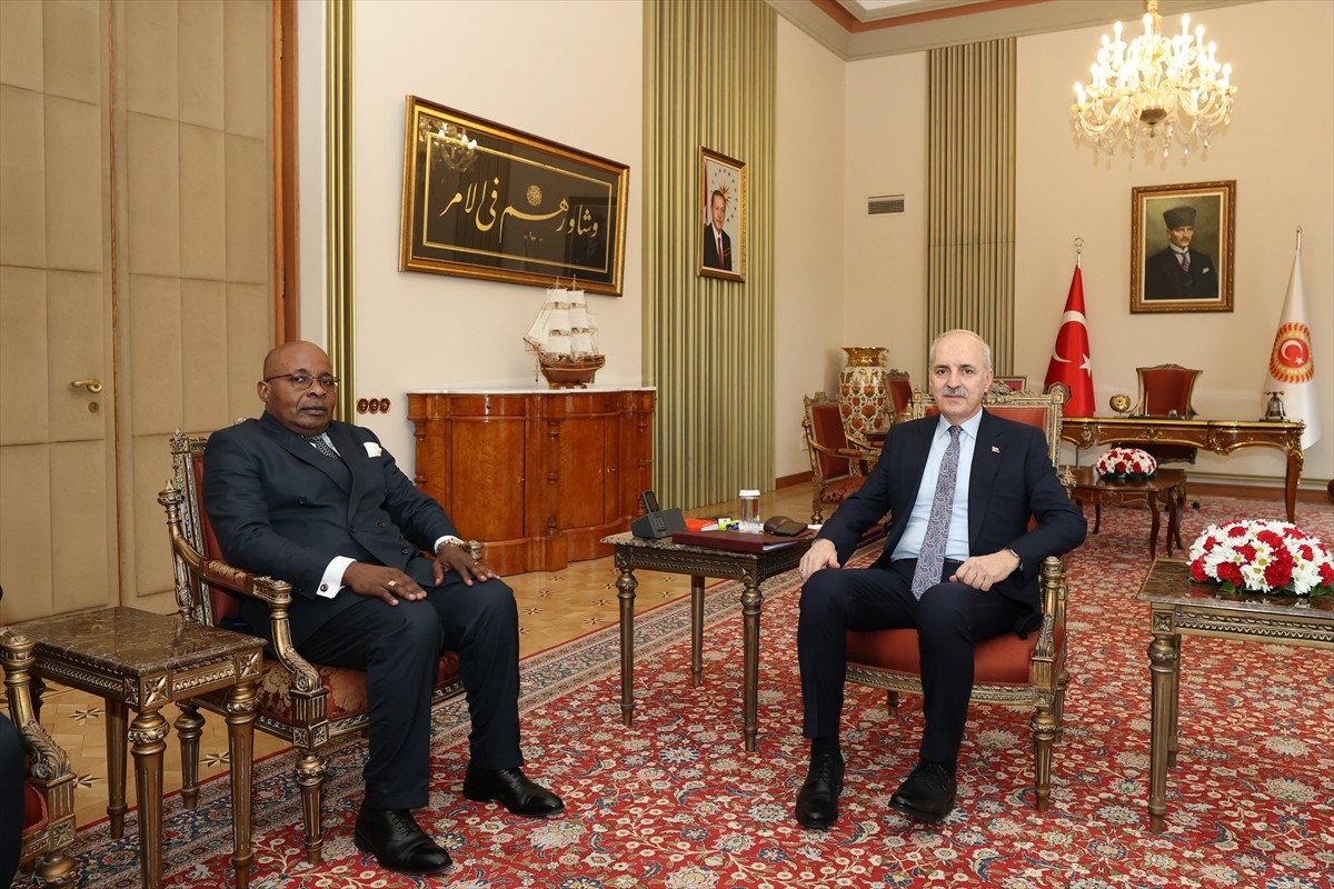 TBMM Başkanı Numan Kurtulmuş (sağda), Ekvator Ginesi Büyükelçisi Jose Esono Micha Akeng'i (solda)...