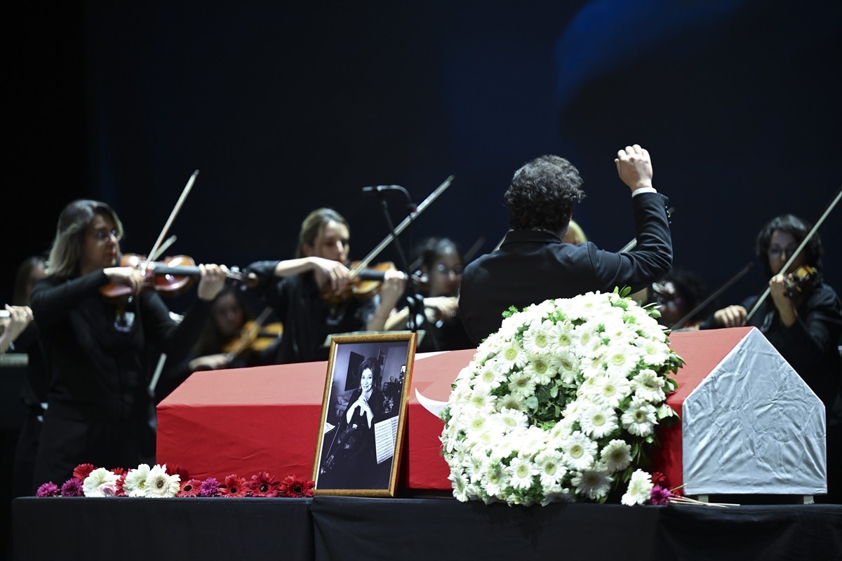 Tedavi gördüğü hastanede 90 yaşında hayatını kaybeden Cumhurbaşkanlığı Senfoni Orkestrasının (CSO)...