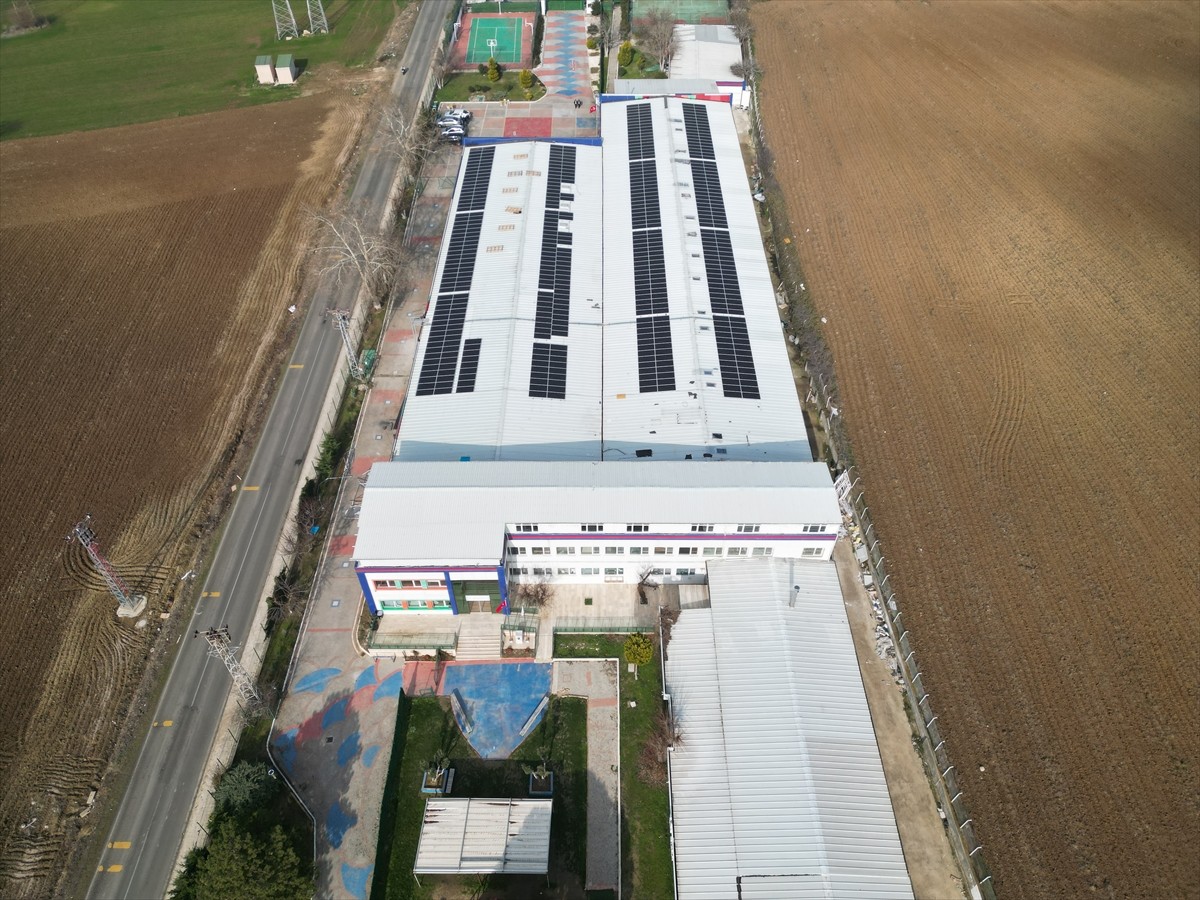 Tekirdağ'da bir okul, elektrik ihtiyacının tamamını okul çatısına kurulan güneş enerjisi...