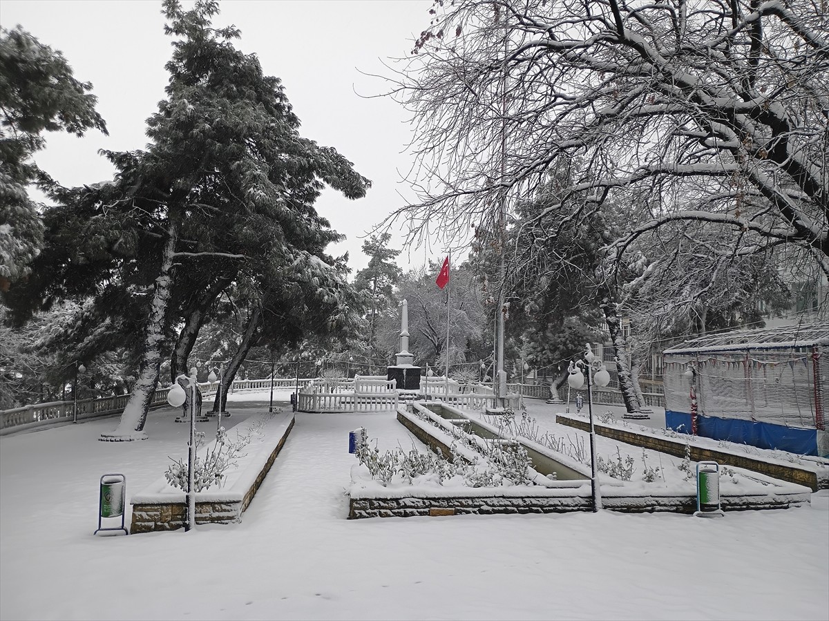 Tekirdağ'da Malkara ilçesinde kar yağışı etrafı beyaza bürüdü.