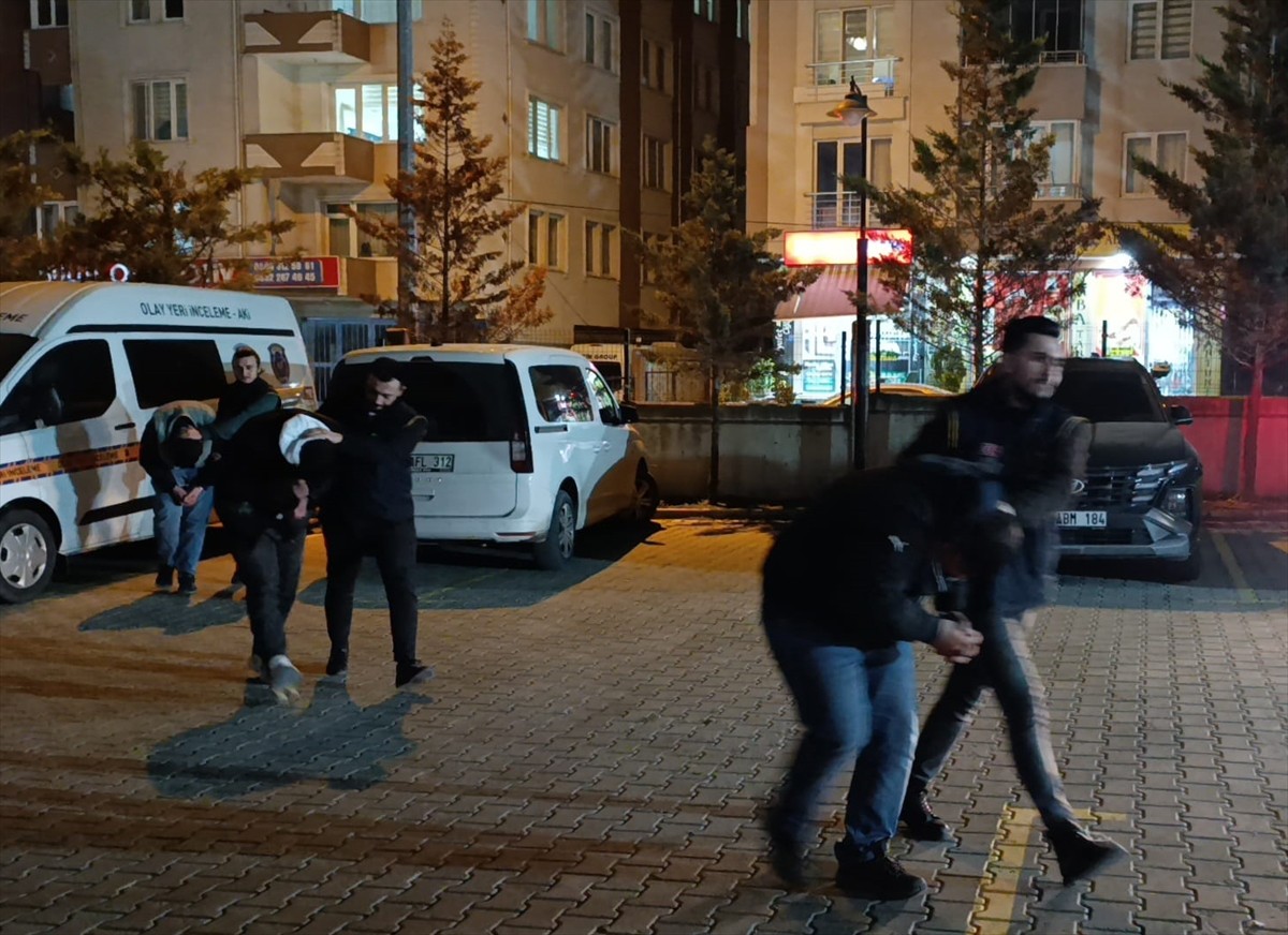 Tekirdağ'da marketlerden hırsızlık yaptıkları iddiasıyla gözaltına alınan 3 şüpheli...