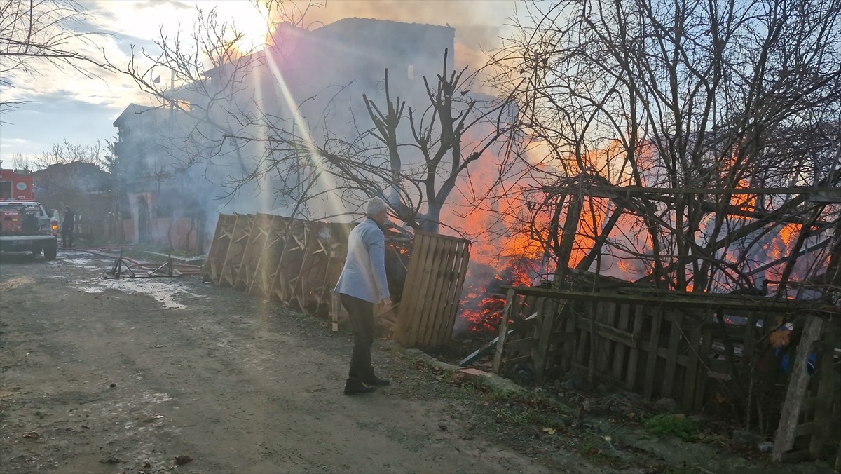 Tekirdağ'ın Marmaraereğlisi ilçesinde boş arazide başlayıp evlere sıçrayan yangın itfaiye...