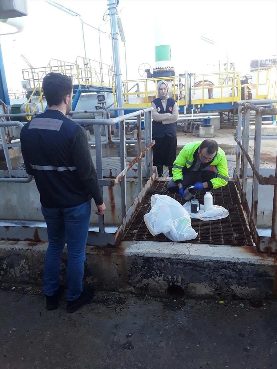 Tekirdağ Çevre, Şehircilik ve İklim Değişikliği Müdürlüğü ekipleri, müsilajla mücadele kapsamında...