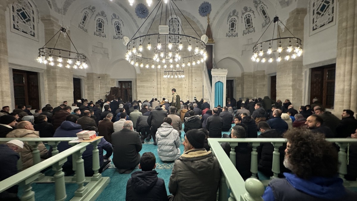 Tekirdağ Rüstem Paşa Camisi'nde, Kur'an-ı Kerim ve ilahilerle idrak edilen kandil gecesinde cemaat...