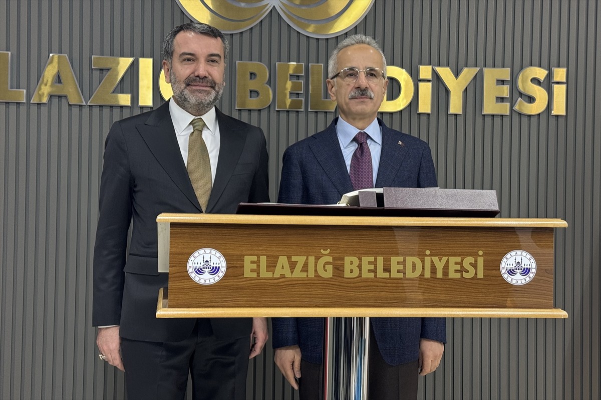 Temaslarda bulunmak amacıyla Elazığ'a gelen Ulaştırma ve Altyapı Bakanı Abdulkadir Uraloğlu...
