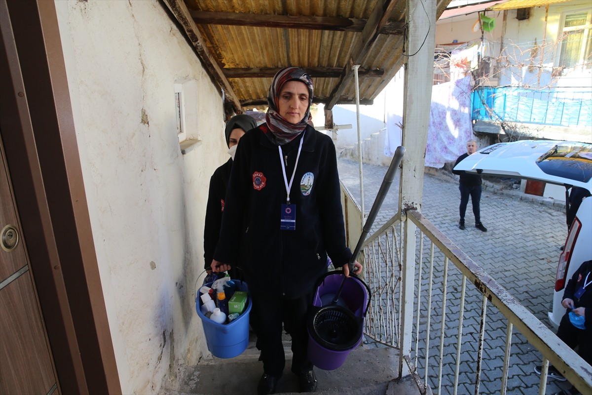 Tokat'ta yaşayan 250 yaşlı ve hastanın kişisel bakımları ile evlerinin temizliği, belediyenin Evde...