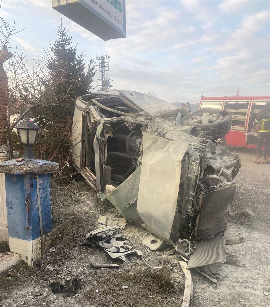 Tokat'tın Zile ilçesinde bir fabrikanın bahçesine devrilen otomobildeki sürücü hayatını...