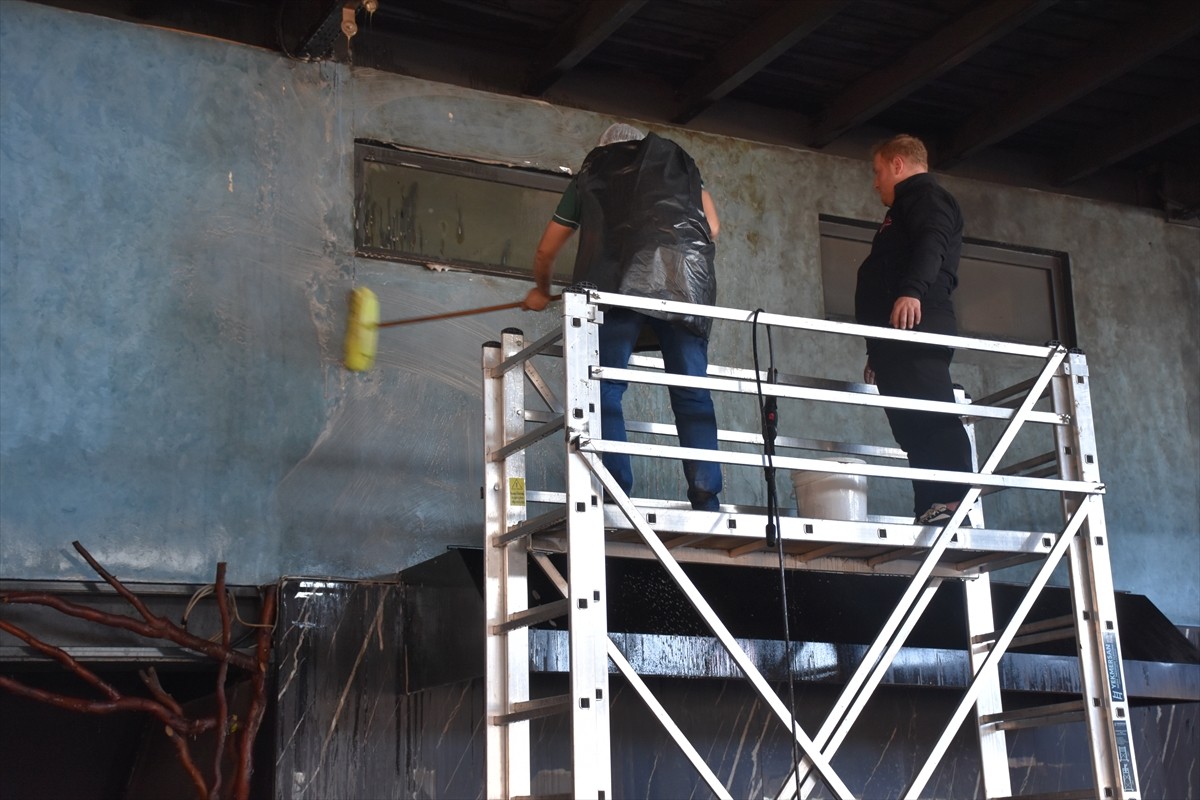 Trabzon'da, pistten çıkması sonucu hizmet dışı kalan uçağın; pide salonu olarak kullanıldığı...